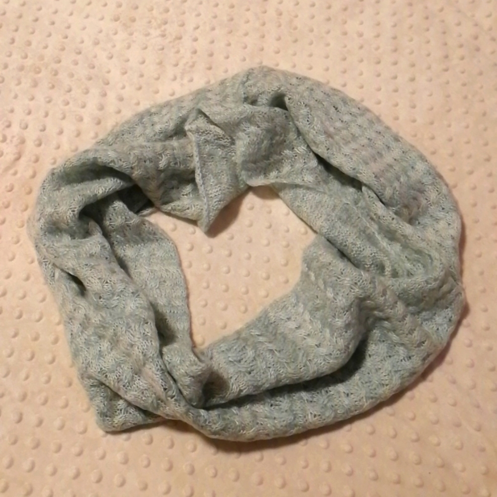 NWOT Bizou knit circle scarf